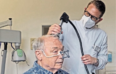 Prof. Dr. med. Lars Wojtecki - TPS-Behandlung - Quelle: BILD-Zeitung - 06 Juli 2022